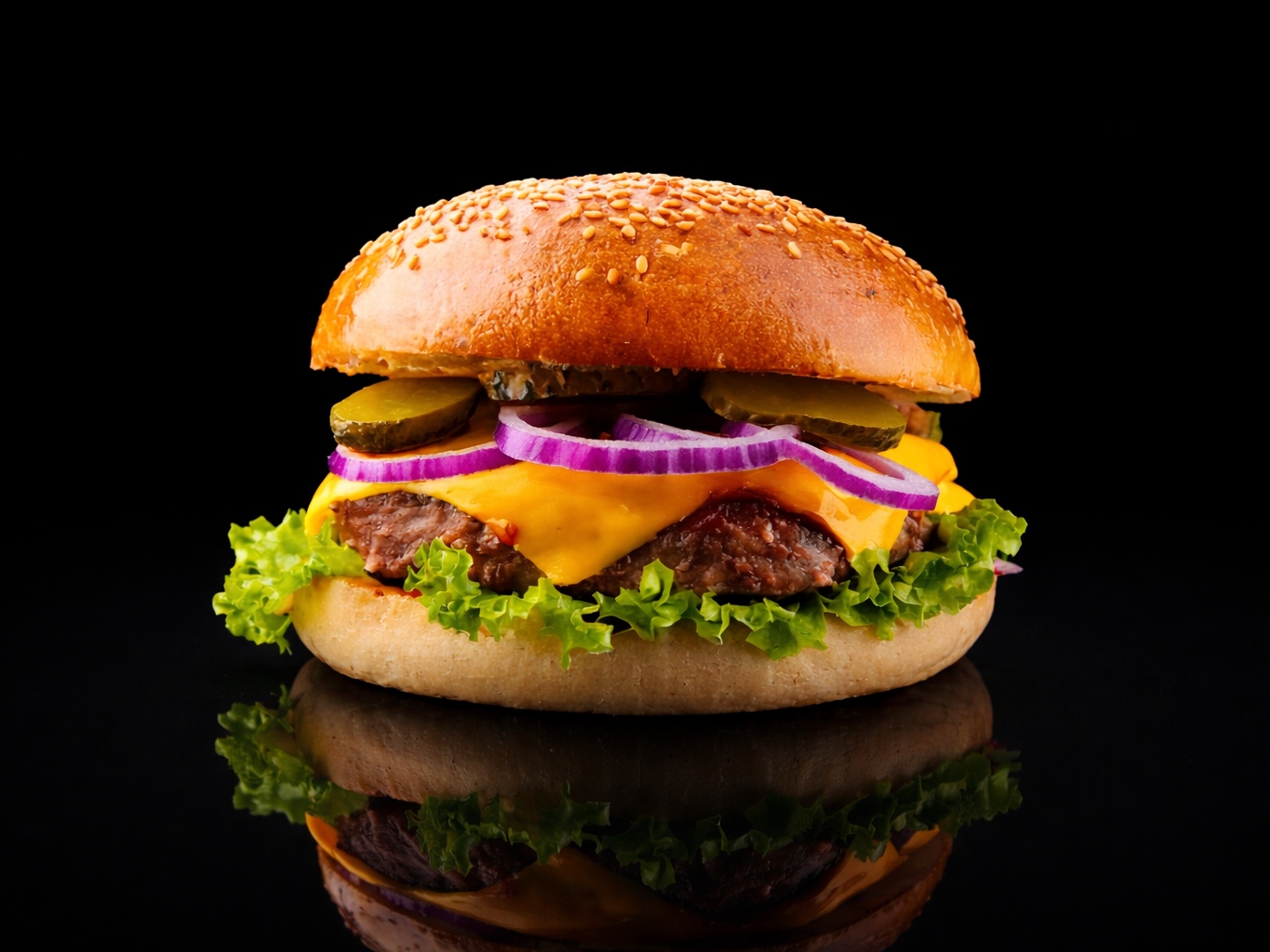 Չիզբուրգեր բեկոնով և տավարի մսով